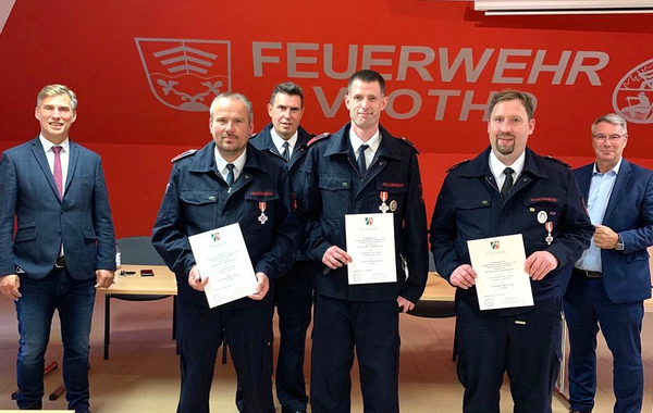 Feuerwehrehrenzeichen in Silber an Andre Rehm (Löschzug Vlotho), Jens Cronjäger (Löschgruppe Exter) sowie  Michael Augustin  (Löschzug Vlotho)